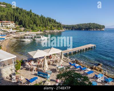 Agni Beach und seine freundlichen Tavernen an der Nordostküste von Korfu auf den Ionischen Inseln Griechenlands Stockfoto