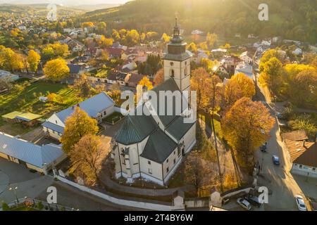 Blick aus der Vogelperspektive auf die Stadt Stary Sacz im Herbst bei Sonnenuntergang, Polen Stockfoto