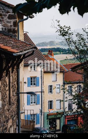 Die Straßen von Allegre, einem mittelalterlichen Dorf im Zentrum Frankreichs (Haute Loire) am Ende des Nachmittags Stockfoto