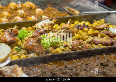 Street Food Stände des traditionellen Weihnachtsmarktes in Europa Stockfoto