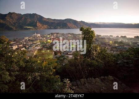 Die Stadt San Pedro kurz vor Sonnenaufgang, Lake Atitlan, Guatemala Stockfoto