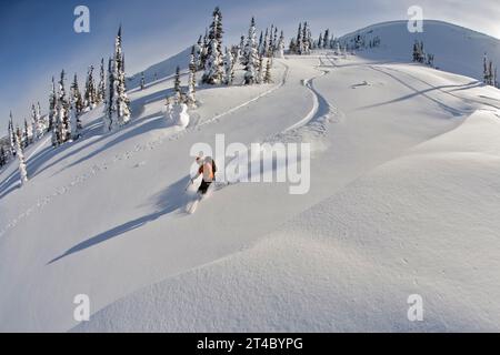 Frau Skifahren, Valhalla Mountain Touring Lodge, British Columbia, Kanada Stockfoto