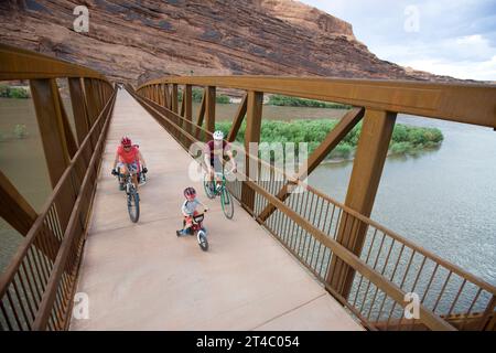 Familienradtour über die Brücke in Moab, Utah Stockfoto