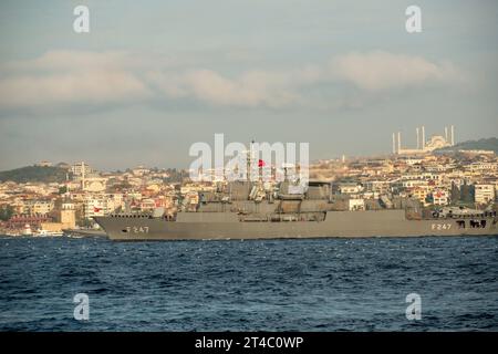 Die Fregatte TCG Kemalreis (Barbaros/MEKO-Klasse) führt durch den Bosporus von Istanbul. Stockfoto