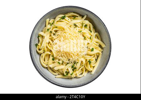 Spaetzle deutsche Eiernudeln mit Käse serviert mit Petersilie. Isoliert auf weißem Hintergrund Stockfoto