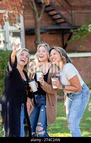 Verical Image von Freunden, die draußen ein Selfie machen; lächeln Stockfoto