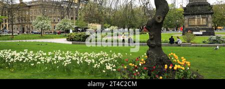 Frühlingsblick über die Gärten am St Andrew Square, Edinburgh, Schottland, Großbritannien Stockfoto