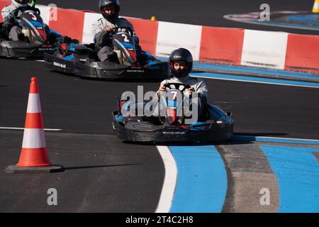 Go-Kart-Racer fahren auf offener Strecke auf dem Karting Circuit Paul Ricard Stockfoto