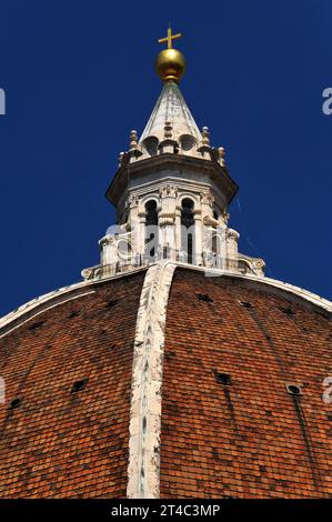 Weißer Marmorturm oder Laterne, gekrönt von einer goldenen Kugel und einem Kreuz, auf dem Gipfel der achteckigen Kuppel der Kathedrale von Florenz in der Toskana, Italien. Eine originale Kugel von Andrea del Verocchio (1435–1488) wurde 1471 installiert; die aktuelle Kugel ist eine Rekonstruktion, die in den 16. Jahrhunderts hergestellt wurde. Die Aussichtsplattform am Fuß des Turms befindet sich 90 Meter (295 Fuß) über dem Boden und bietet einen Panoramablick auf die Stadt und die umliegenden toskanischen Hügel. Stockfoto