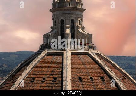 Aussichtsplattform 90 Meter (295 Fuß) über dem Boden am Fuße des weißen Marmorturms oder der Laterne, die die Kuppel der Kathedrale von Florenz in der Toskana, Italien, überragt. Stockfoto