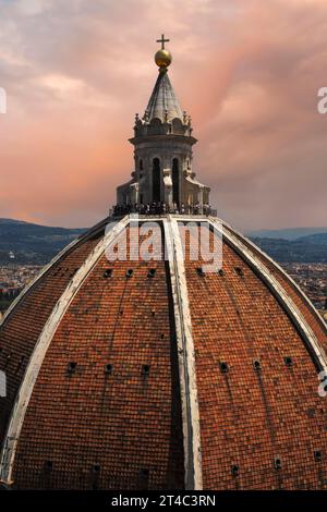 Achteckige Kuppel der Kathedrale von Florenz in der Toskana, Italien, gekrönt von einem weißen Marmorturm oder einer Laterne, 21 Meter (68,9 Fuß) hoch. Die Laterne wurde, wie der Rest der Kuppel, von Filippo Brunelleschi (1377–1446) entworfen. Die Aussichtsplattform am Fuß des Turms befindet sich 90 Meter (295 Fuß) über dem Boden und bietet einen Panoramablick auf die Stadt und die umliegenden toskanischen Hügel. Stockfoto