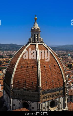 Achteckige Kuppel der Kathedrale von Florenz in der Toskana, Italien. Die Kuppel wurde zwischen 1420 und 1436 nach einem Plan von Filippo Brunelleschi (1377–1446) errichtet. Die Aussichtsplattform am Fuße der weißen Marmor-Laterne oder des Turms, der die Kuppel überwindet, befindet sich 90 Meter (295 Fuß) über dem Boden. Stockfoto