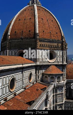 Kathedrale von Florenz in der Toskana, Italien, 1296 nach einem Entwurf von Arnolfo di Cambio (ca. 1240–1302). Die achteckige Kuppel mit Terrakottafliesen wurde zwischen 1420 und 1436 nach einem Entwurf von Filippo Brunelleschi (1377–1446) errichtet. 1507 begann Baccio d’Agnolo (1462–1543) mit dem Anbau eines Balkons auf dem Sockel der Kuppel. Ein Balkon an einer der acht Seiten der Kuppel wurde 1515 fertiggestellt, aber als Michelangelo über sein Aussehen verhöhnt war, wurden die Arbeiten gestoppt. Bis heute bleiben sieben Seiten des Kuppelsockels raue Ziegelsteine. Stockfoto