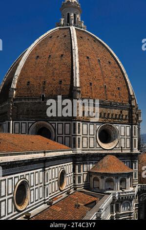 Kathedrale von Florenz in der Toskana, Italien, 1296 nach einem Entwurf von Arnolfo di Cambio (ca. 1240–1302). Die achtseitige Kuppel, die von einem weißen Marmorturm mit Aussichtsplattform am Fuß des Turms gekrönt wurde, wurde zwischen 1420 und 1436 nach einem Entwurf von Filippo Brunelleschi (1377–1446) errichtet. 1507 begann Baccio d’Agnolo (1462–1543) mit dem Anbau eines Balkons an der Basis der Kuppel selbst. Ein Balkon an einer der acht Seiten der Kuppel wurde 1515 fertiggestellt, aber als Michelangelo über sein Aussehen verhöhnt war, wurden die Arbeiten gestoppt. Bis heute bleiben sieben Seiten des Kuppelsockels raue Ziegelsteine. Stockfoto