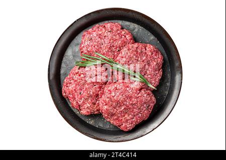 Ungekochte Frikadellen aus Hackfleisch, rohe Fleischschnitzel. Isoliert auf weißem Hintergrund Stockfoto