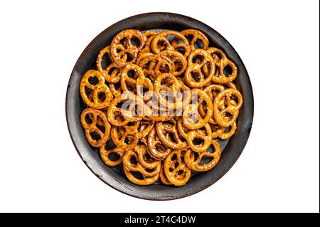 Kleine gesalzene Brezeln Cracker mit Salz. Isoliert auf weißem Hintergrund Stockfoto