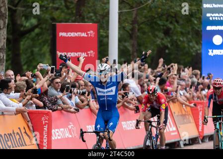 Radfahrer Elia Viviani Gewinnen der aufsichtsrechtlichen Fahrt London-Surrey Klassiker in der Mall, London, UK. Feiert den Gewinn mit Volk, Masse, Massen Stockfoto