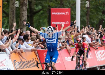 Radfahrer Elia Viviani Gewinnen der aufsichtsrechtlichen Fahrt London-Surrey Klassiker in der Mall, London, UK. Feiert den Gewinn mit Volk, Masse, Massen Stockfoto