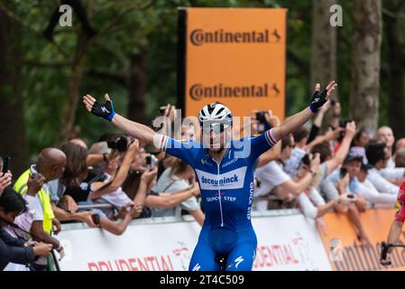 Radfahrer Elia Viviani Gewinnen der aufsichtsrechtlichen Fahrt London-Surrey Klassiker in der Mall, London, UK. Feiert den Gewinn mit Volk, Masse, Massen Stockfoto