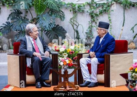 Kathmandu, Nepal. Oktober 2023. UN-Generalsekretär Antonio Guterres trifft sich während seines viertägigen offiziellen Besuchs auf Einladung von Premierminister Pushpa Kamal Dahal in Kathmandu mit dem Premierminister des Forums KP Sharma Oli. UN-Generalsekretär Antonio Guterres kommt auf Einladung des nepalesischen Ministerpräsidenten zu einem viertägigen offiziellen Besuch nach Nepal. (Foto: Prabin Ranabhat/SOPA Images/SIPA USA) Credit: SIPA USA/Alamy Live News Stockfoto