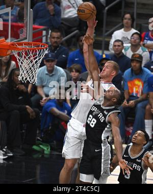 Los Angeles, Usa. Oktober 2023. Los Angeles Clippers Center Mason Plumlee begibt sich am Sonntag, 29. Oktober 2023, in der ersten Halbzeit in der Crypto.com Arena in Los Angeles, Kalifornien, über San Antonio Spurs Charles Bassey (28). Die Clippers besiegten die Spurs 123-83. Foto: Jon SooHoo/UPI Credit: UPI/Alamy Live News Stockfoto