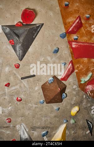 Vertikale Detailaufnahme der Kletterwand mit Felsblöcken unterschiedlicher Größe, Sport und Fitness Stockfoto