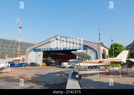 Aero Club in der Stadt Como. Hangar mit Wasserflugzeug, nur wenige Meter vom Comer See entfernt. Beispiel für Aktivitäten, die am Comer See durchgeführt werden können Stockfoto