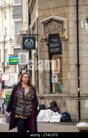 Hastings, Großbritannien. 30. Oktober 2023. Hastings, UK Hastings, ein Küstenbezirk in East Sussex, hat gewarnt, dass es dieses Jahr effektiv insolvent werden könnte, wenn die Wohnungskrise durchbricht. Hohe Hauspreise, steigende Mieten, Kürzungen der Wohnraumleistungen, ein Anstieg der Räumungen um 120 % im Vergleich zum Vorjahr, ein Mangel an Sozialwohnungen und ein schrumpfender, volatiler, lokaler privater Mietsektor haben einen perfekten Sturm geschaffen. Es geht davon aus, dass es 5,6 Millionen Pfund – fast ein Drittel seines Nettobudgets von 17 Millionen Pfund in diesem Jahr – ausgeben wird, um die Stücke aufzuheben und mehr als 1.000 Obdachlose in Notunterkünften zu unterbringen. Quelle: Windmill Images/Alamy Live News Stockfoto