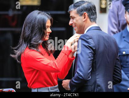 London, Großbritannien. 30. Oktober 2023. Rishi Sunak, britischer Premierminister, trifft sich mit Spendenaktionen für die Royal British Legion und kauft einen Mohn vor der Dowing Street Nummer 10. Sunak und seine Frau Akshata Murty stecken dann die Mohnblumen an ihre äußere Kleidung. Die Veranstaltung ist Teil des jährlichen Poppy Appeal Launch. Mohnblumen werden als Symbol der Erinnerung und zur Unterstützung der Armee getragen. Quelle: Imageplotter/Alamy Live News Stockfoto