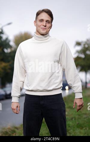 Berlin, Deutschland. Oktober 2023. Schauspieler Merlin Rose bei einem DPA-Fotoshooting. Quelle: Carsten Koall/dpa/Alamy Live News Stockfoto