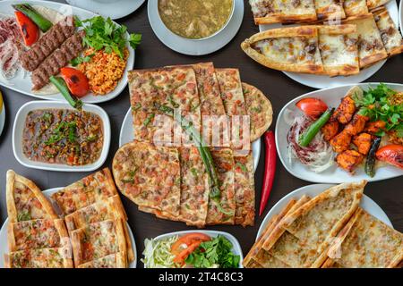 Verschiedene Fleischgerichte und türkisches Gebäck Stockfoto