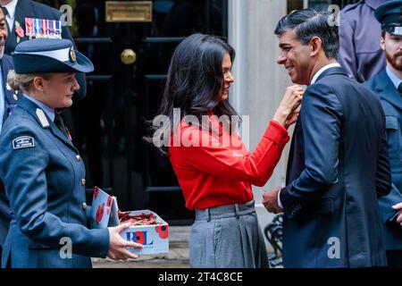 Downing Street, London, Großbritannien. 30. Oktober 2023. Der britische Premierminister Rishi Sunak trifft sich zusammen mit seiner Frau Akshata Murty mit Spendenaktionen für die Royal British Legion und kauft einen Mohn vor der Tür Nummer 10. Foto: Amanda Rose/Alamy Live News Stockfoto