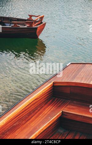 Holzboote auf dem Bohinj-See in Slowenien, selektiver Fokus Stockfoto