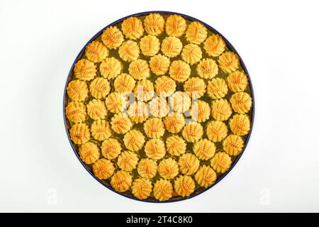 Arabische Süßigkeiten. Bild von oben: Verschiedene Formen und Arten von Süßigkeiten mit Sesam, Pistazien, Datteln und Walnüssen. Stockfoto