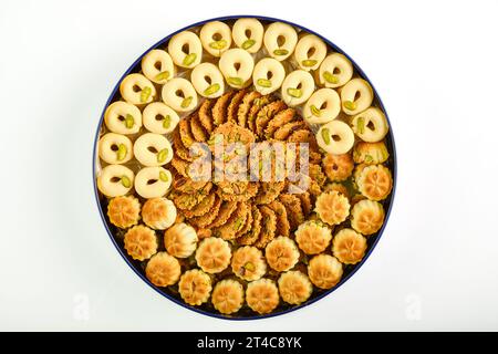 Arabische Süßigkeiten. Bild von oben: Verschiedene Formen und Arten von Süßigkeiten mit Sesam, Pistazien, Datteln und Walnüssen. Stockfoto