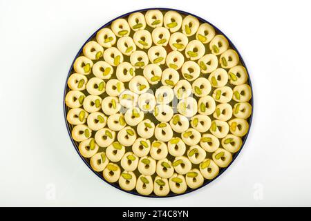 Arabische Süßigkeiten. Bild von oben: Verschiedene Formen und Arten von Süßigkeiten mit Sesam, Pistazien, Datteln und Walnüssen. Stockfoto