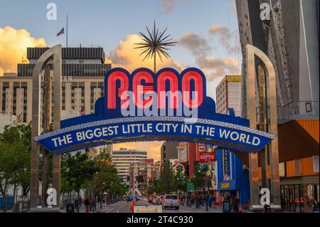 Reno die größte kleine Stadt der Welt ist ein Bogenschild in der Innenstadt von Reno, Nevada Stockfoto