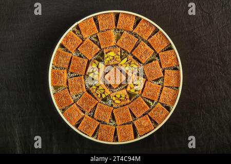 Arabische Süßigkeiten. Bild von oben: Verschiedene Formen und Arten von Süßigkeiten mit Sesam, Pistazien, Datteln und Walnüssen. Stockfoto