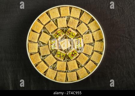 Arabische Süßigkeiten. Bild von oben: Verschiedene Formen und Arten von Süßigkeiten mit Sesam, Pistazien, Datteln und Walnüssen. Stockfoto