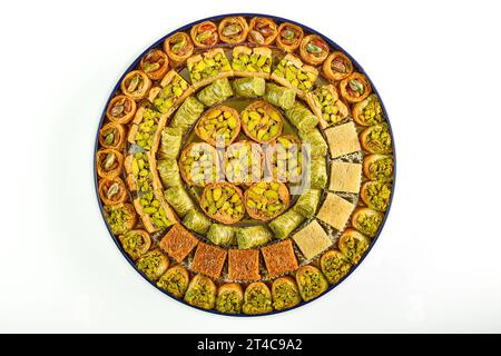 Arabische Süßigkeiten. Bild von oben: Verschiedene Formen und Arten von Süßigkeiten mit Sesam, Pistazien, Datteln und Walnüssen. Stockfoto