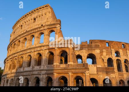 Das Kolosseum bei Sonnenuntergang in Rom, Latium, Italien. Das antike Flavianische Amphitheater und das Stadion der Gladiatoren. Stockfoto