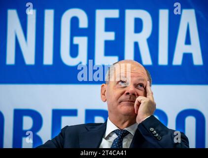 Lagos, Nigeria. 30. Oktober 2023. Bundeskanzler Olaf Scholz (SPD) nimmt an der Eröffnung des Deutsch-Nigerian Business Forum in der Wirtschaftsmetropole Lagos Teil. Scholz ist auf seiner dritten großen Reise nach Afrika in den fast zwei Jahren seit seiner Vereidigung. Mit Nigeria besucht er jetzt das bevölkerungsreichste und wirtschaftlich stärkste Land des Kontinents. Quelle: Michael Kappeler/dpa/Alamy Live News Stockfoto