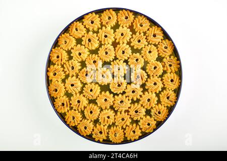 Arabische Süßigkeiten. Bild von oben: Verschiedene Formen und Arten von Süßigkeiten mit Sesam, Pistazien, Datteln und Walnüssen. Stockfoto