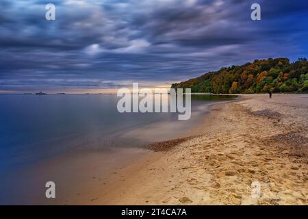 Sandstrand an der Ostsee in der Abenddämmerung in Babie Doly, Gdynia, Polen. Stockfoto