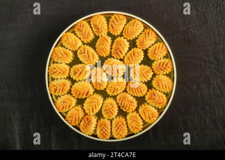 Arabische Süßigkeiten. Bild von oben: Verschiedene Formen und Arten von Süßigkeiten mit Sesam, Pistazien, Datteln und Walnüssen. Stockfoto