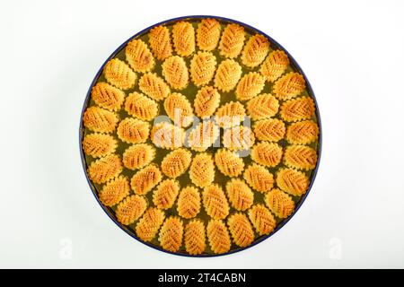 Arabische Süßigkeiten. Bild von oben: Verschiedene Formen und Arten von Süßigkeiten mit Sesam, Pistazien, Datteln und Walnüssen. Stockfoto