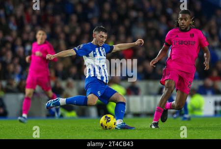 Brighton und Hove Albions Billy Gilmour am Ball während des Premier League-Spiels bei den AMEX, Brighton und Hove. Bilddatum: Sonntag, 29. Oktober 2023. Stockfoto