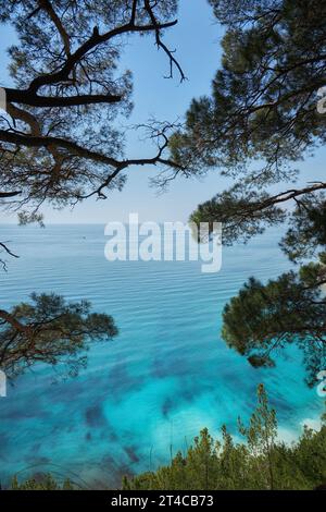 Blaues azurblaues Meer vor weißem, steilen Klippen. Küstenlandschaft, wunderschöne Natur, Landschaft. Tourismusreisen Stockfoto
