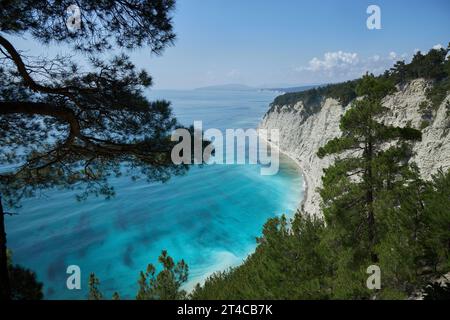 Blaues azurblaues Meer vor weißem, steilen Klippen. Küstenlandschaft, wunderschöne Natur, Landschaft. Tourismusreisen Stockfoto