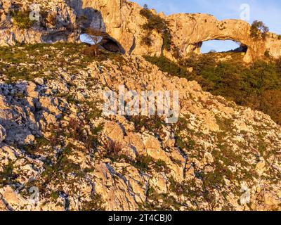 Aufstieg zu den Bögen von Llanero (Augen des Teufels), Pico Candina, Sonabia, Castro Urdiales, Kantabrien, Spanien Stockfoto